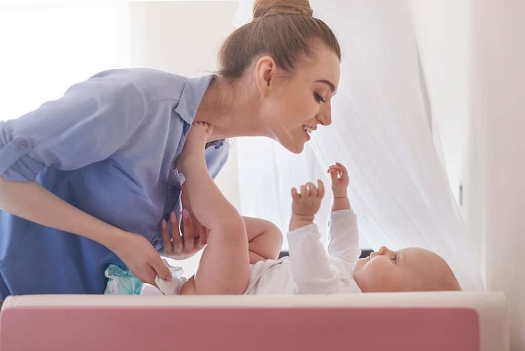 bebe siendo cambiado con pañales ecológicos bio baby